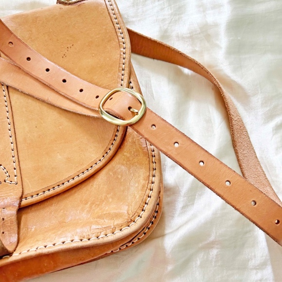 TOTE, BRAZIL, HANDMADE, NATURAL LEATHER, BUCKLE CLOSURE, LONG SHOULDER STRAP, - Picture 4 of 8